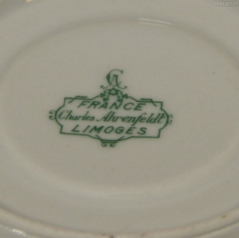 Porcelana decorada a mano formada por tetera, azucarero, lechera y 12 tazas con sus platos.
Marca en la base.